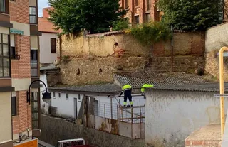 Trabajadores retirando amianto