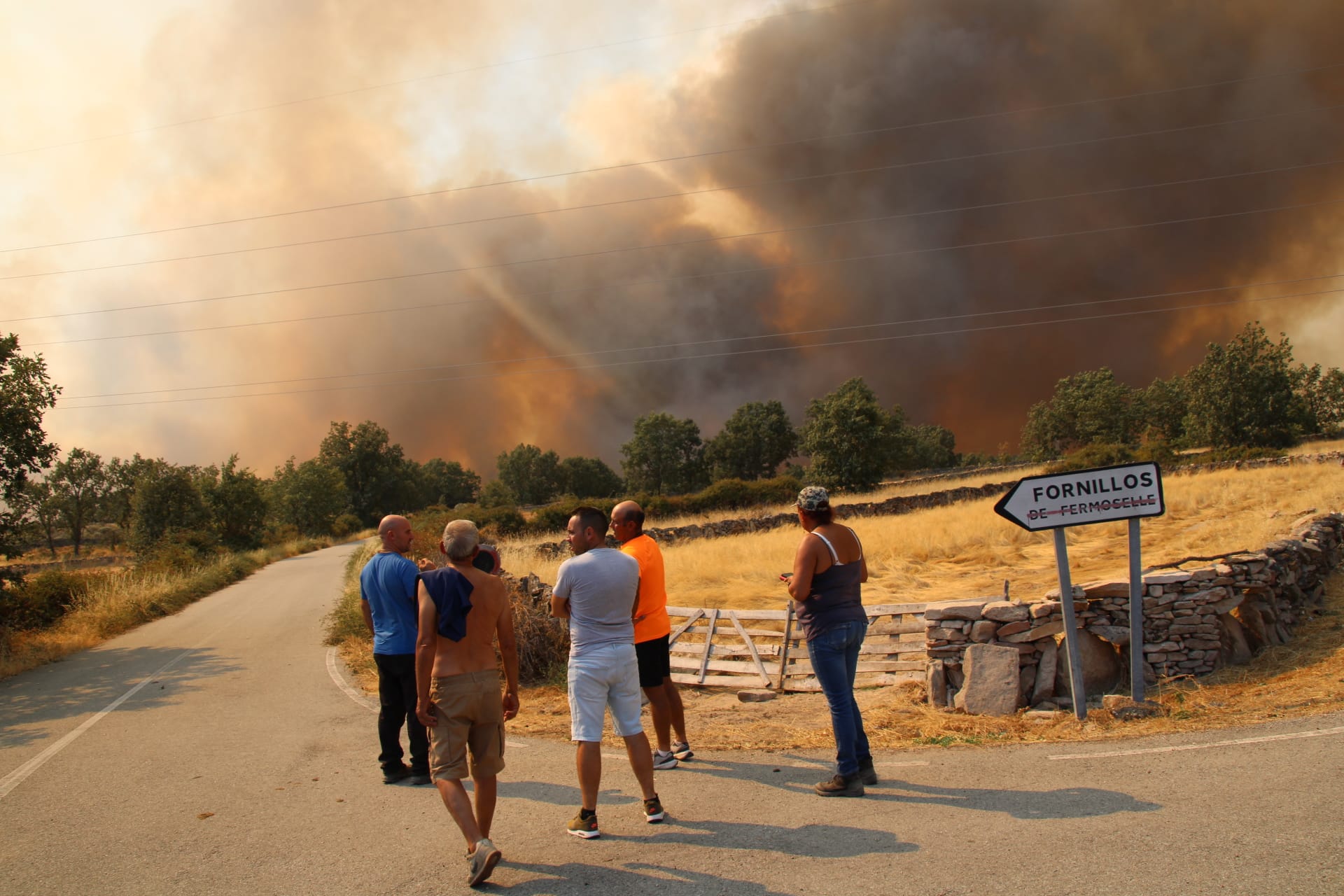 Un grupo de personas mira el incendio cerca de Fornillos