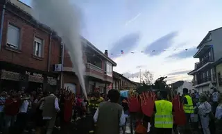 Foto: M.A.C. Desfile de peñas y carrozas el pasado año