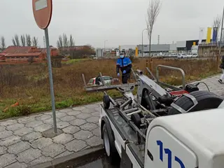Un coche cae por un terraplén en el Polígono de la Hiniesta (6)