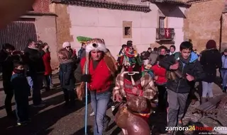 Sanzoles disfruta de uno de sus días grandes al ritmo del Zangarrón