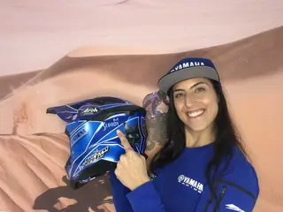 Sara García presenta su casco solidario para 2022