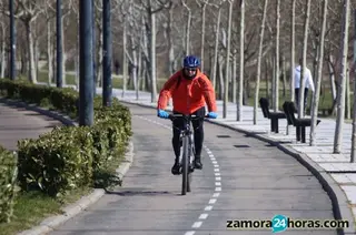      Un hombre circula con su bicicleta. Archivo