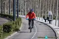 Un hombre circula con su bicicleta. Archivo