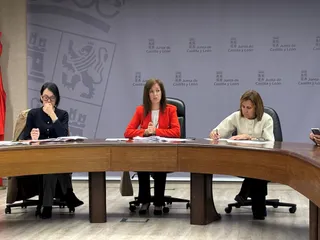 La directora general de Transportes y Logística, Laura Paredes, ha mantenido una reunión de trabajo con alcaldes de la comarca de Sanabria