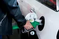 Una persona echa gasolina a su vehículo. Europa Press. Archivo