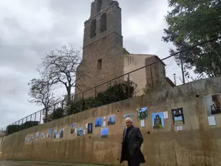 Imagen de Abelardo Febrero junto al templo