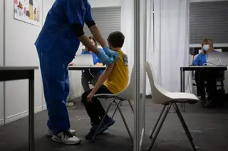 Un niño recibe la vacuna contra el Covid 19
