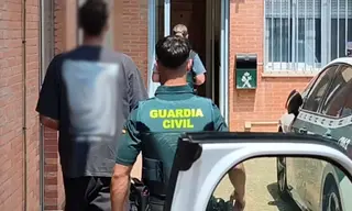 El detenido, en las dependencias de la Guardia Civil de Zamora