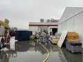 Los bomberos trabajando en la fábrica donde se ha producido la fuga