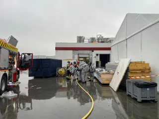 Los bomberos trabajando en la fábrica donde se ha producido la fuga