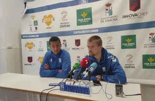 Saulo Hernández y Jacob Round en rueda de prensa.