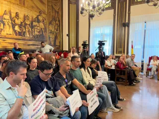 La bancada de la Sala de Plenos volvió a llenarse de funcionarios con pancartas expresando sus quejas