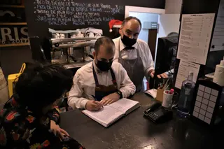 Trabajadores del restaurante 'París' revisan la agenda de los próximos días. Foto: María Lorenzo