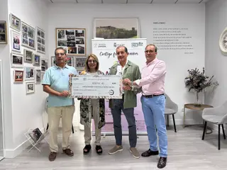 Entrega del donativo a AZYCA