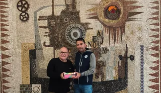 Director del Centro Julio Eguaras hace entrega del donativo al Presidente de la Asociación Raúl Vara.