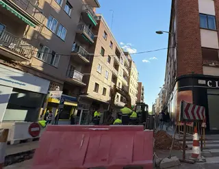 Obras en la calle Pablo Morillo, una de las vías enlas que se producen cortes de tráfico este jueves
