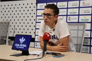 Denís Pombar en rueda de prensa este sábado tras el partido
