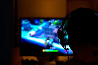 El CNOO recomienda supervisar el uso de dispositivos electrónicos para evitar problemas visuales