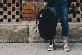 Niño mochila calzado piez
