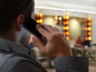 Un hombre habla por teléfono. EP. Archivo