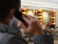 Un hombre habla por teléfono. EP. Archivo