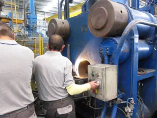Operarios de una fábrica industrial. Archivo