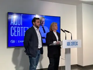 Víctor López de la Parte y Leticia García durante la presentación de la campaña