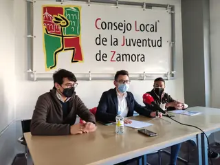 En el centro, Tomás Gestoso, presidente del Consejo Local de la Juventud
