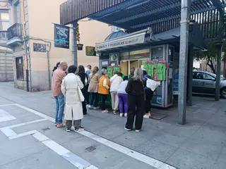 Personas realizando la inscripción en el kiosko Municipal de Santa Clara 