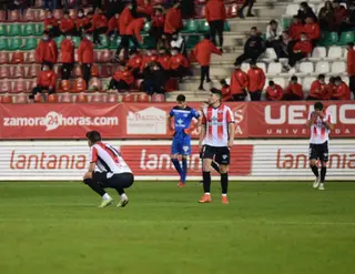 Los jugadores del Zamora, hundidos tras la derrota