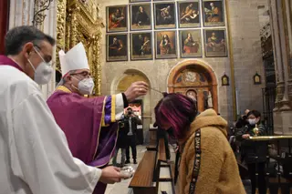 El obispo de Zamora, Fernando Valera, preside la eucaristía del Miércoles de Ceniza en la Catedral