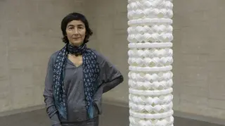 Ana Prada, junto a una de las esculturas instaladas en el Musac MUSAC