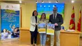 Estela López en el medio de la fotografía presentando uno de los campamentos de verano.ARCHIVO