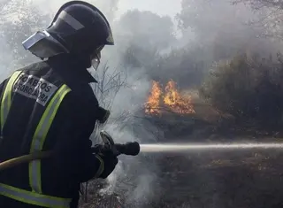 Los bomberos de Rionegro participan en la extinción de un incendio en Cubo de Benavente