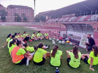 Héctor García da una charla a sus jugadoras