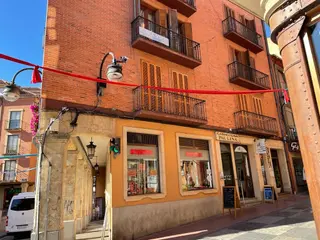 Una de las cámaras instalada sobre el alumbrado