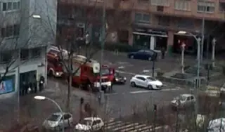 Los bomberos aseguran un semáforo en Tres Cruces por riesgo de caída