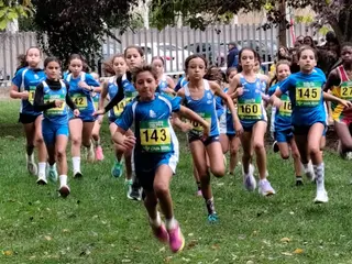La marea azul del Club Benavente Atletismo en el Cross Escolar