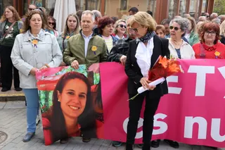 Inmaculada Andrés, ante la foto de su hija durante la concentración