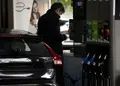 Un hombre en una gasolinera. Archivo