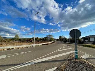 Rotonda exterior en la Carretera del Lago de Sanabria