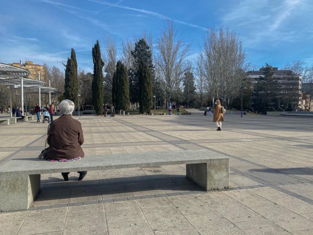 Pensionista en la plaza de la Marina