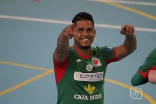 Carlos Pérez celebra un gol el año pasado