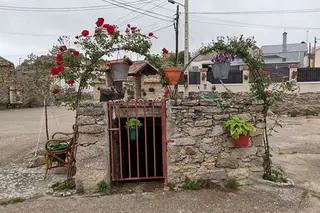 La decoración vecinal de una calle de Almeida de Sayago levanta expectación