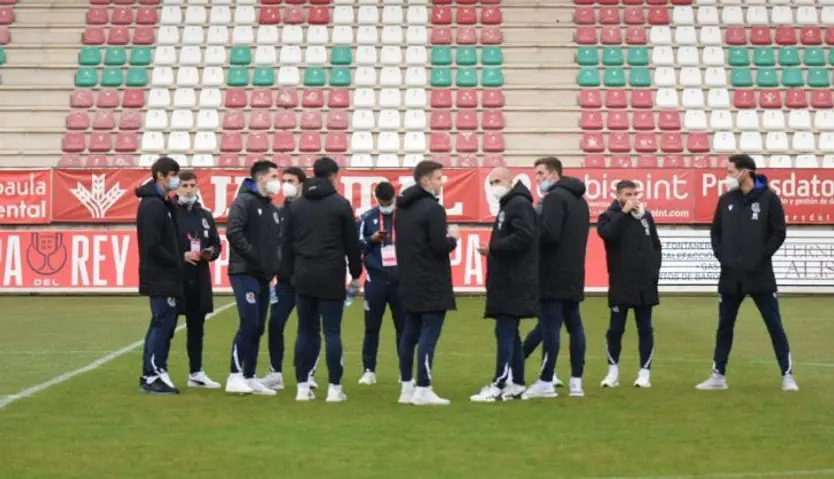 Los jugadores de la Real sobre el césped