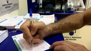 Un hombre rellena un boleto de la Bonoloto. EP