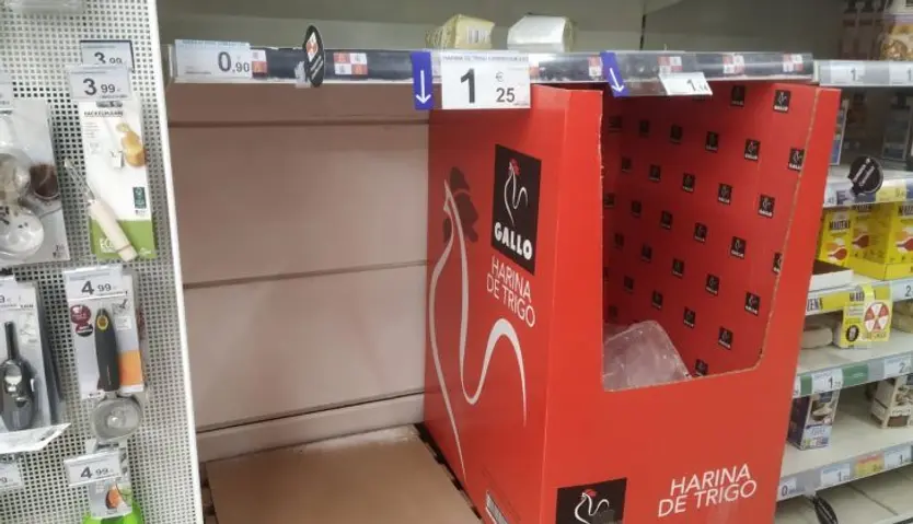 Desabastecimiento de harina en un supermercado de Zamora