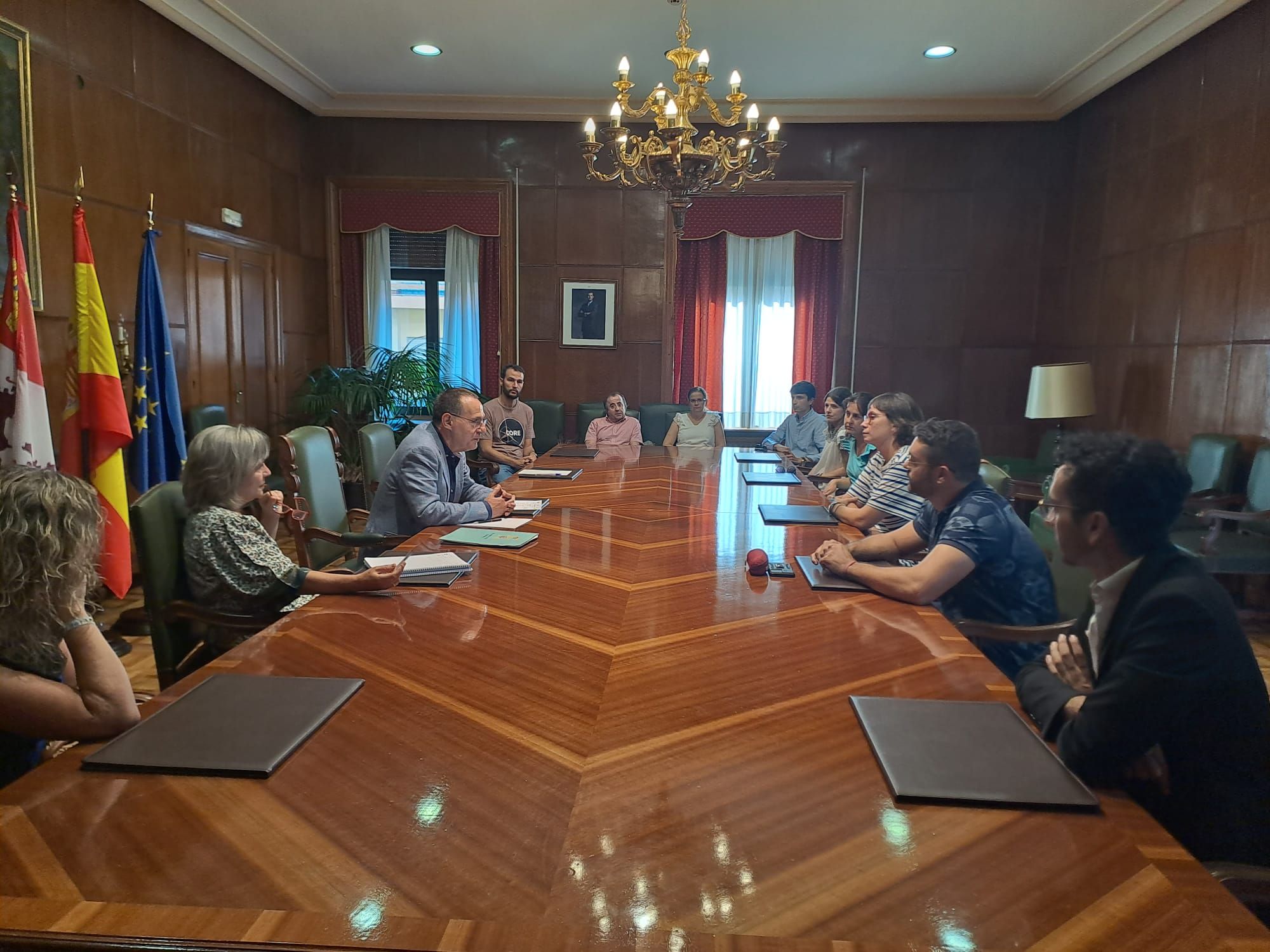 Usuarios del tren AVE Zamora - Madrid se reúnen con el subdelegado del Gobierno