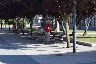 Zamoranos a la sombra ante el intenso calor. Archivo